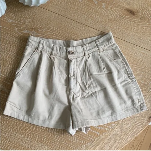 🆕 NWOT FREE PEOPLE Billie Chino Shorts • Almond Milk • Size 2