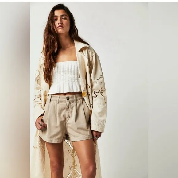 🆕 NWOT FREE PEOPLE Billie Chino Shorts • Almond Milk • Size 2