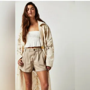 🆕 NWOT FREE PEOPLE Billie Chino Shorts • Almond Milk • Size 2