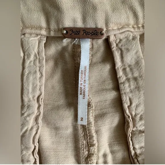 🆕 NWOT FREE PEOPLE Billie Chino Shorts • Almond Milk • Size 2