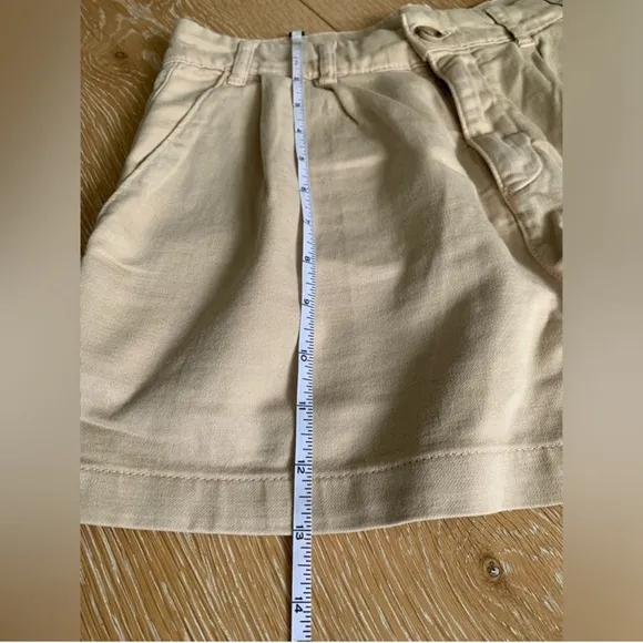 🆕 NWOT FREE PEOPLE Billie Chino Shorts • Almond Milk • Size 2