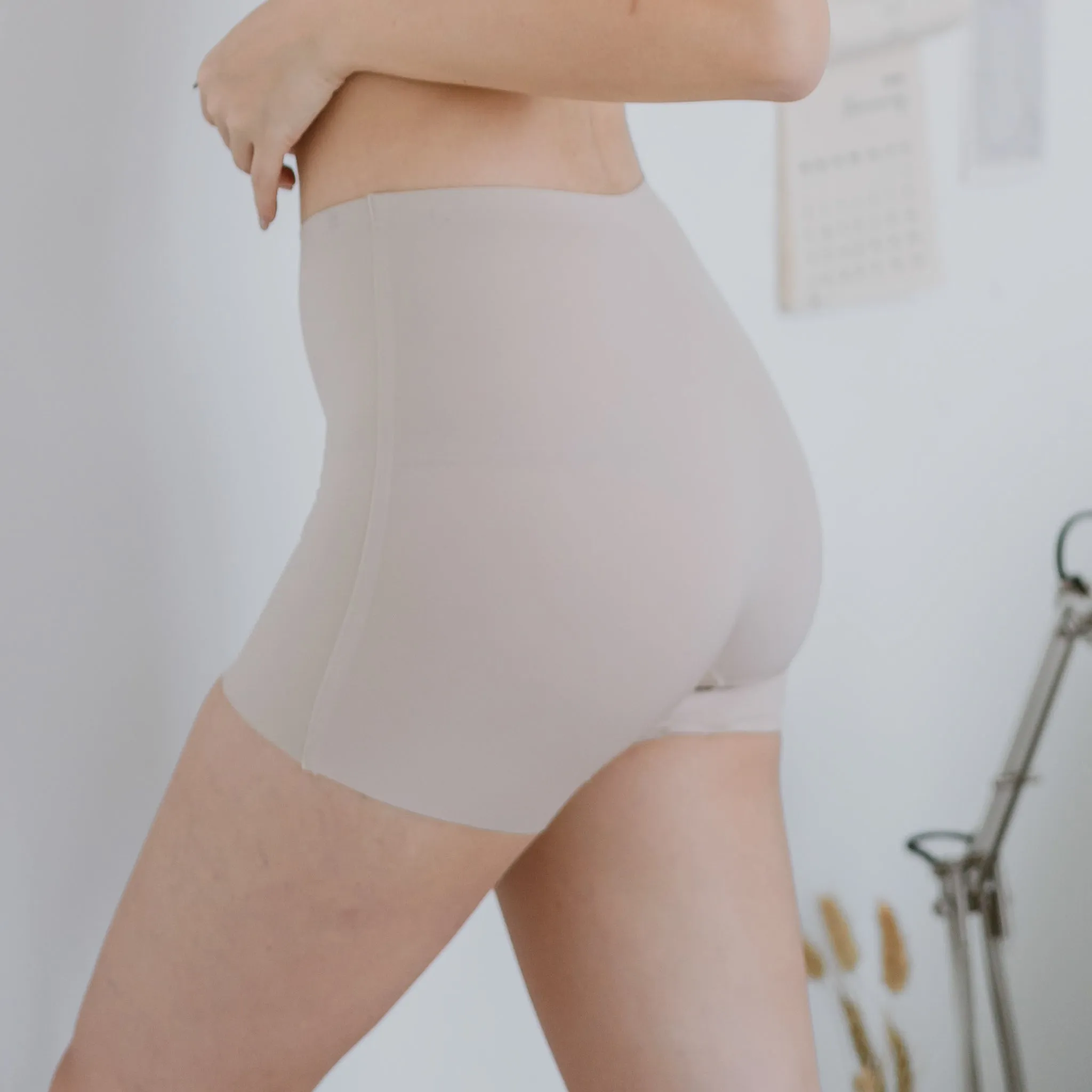 AIR-SHAPER Super Mid-Rise Seamless Shortie (Gentle Compression)