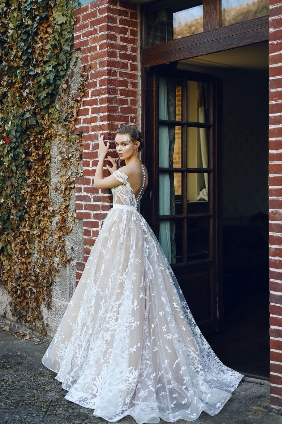 Beautiful A-line Scoop Sweep/Brush Train Sleeveless Long Tulle Bridal Gown Wedding Dresses with Appliques OHD169
