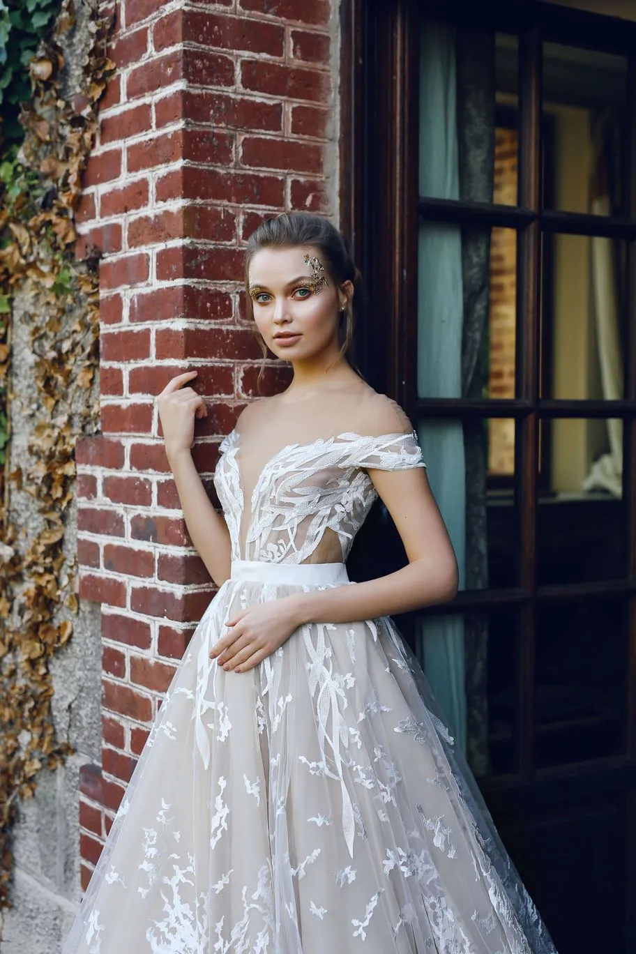 Beautiful A-line Scoop Sweep/Brush Train Sleeveless Long Tulle Bridal Gown Wedding Dresses with Appliques OHD169