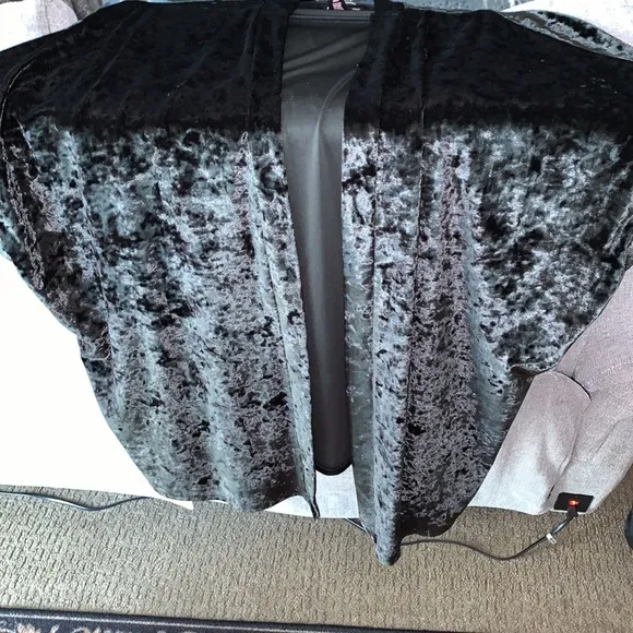 Dark Green Short Sleeve Velvet Feel Kimono Size XS/Small NWOT ( will fit S/M&amp;L)