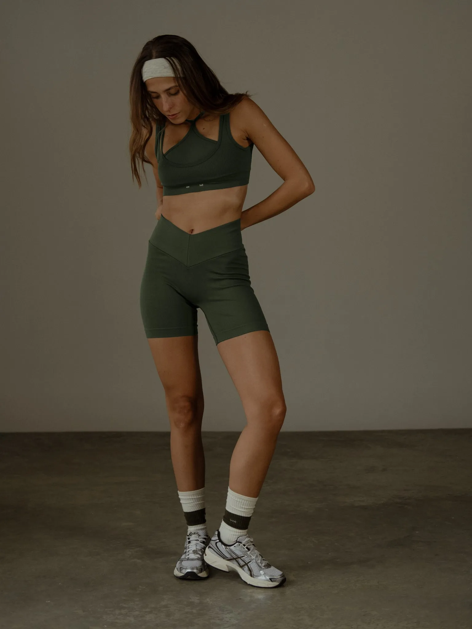 DOUBLE X SEAMLESS CROP TOP - DEEP OLIVE