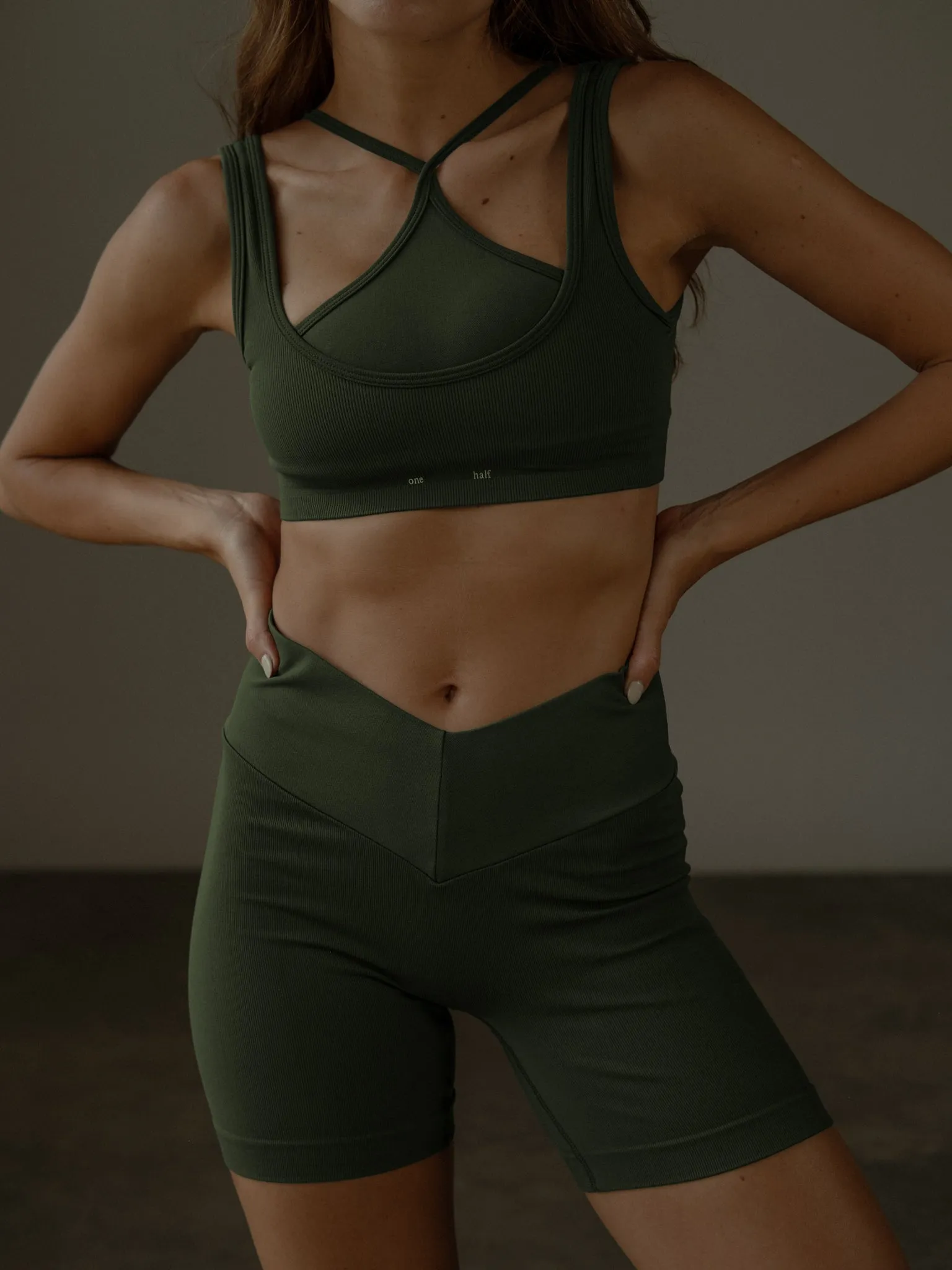 DOUBLE X SEAMLESS CROP TOP - DEEP OLIVE