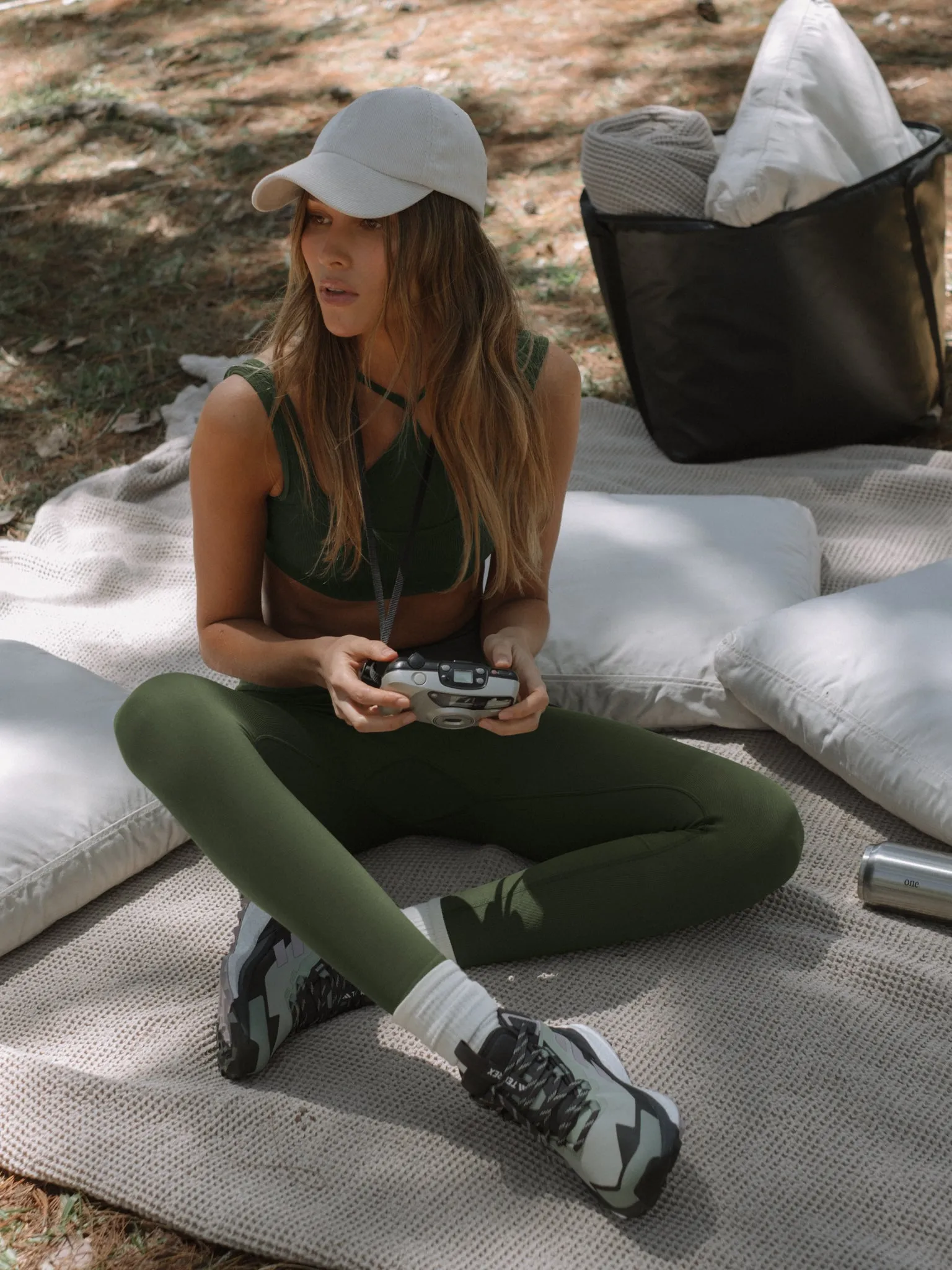 DOUBLE X SEAMLESS CROP TOP - DEEP OLIVE