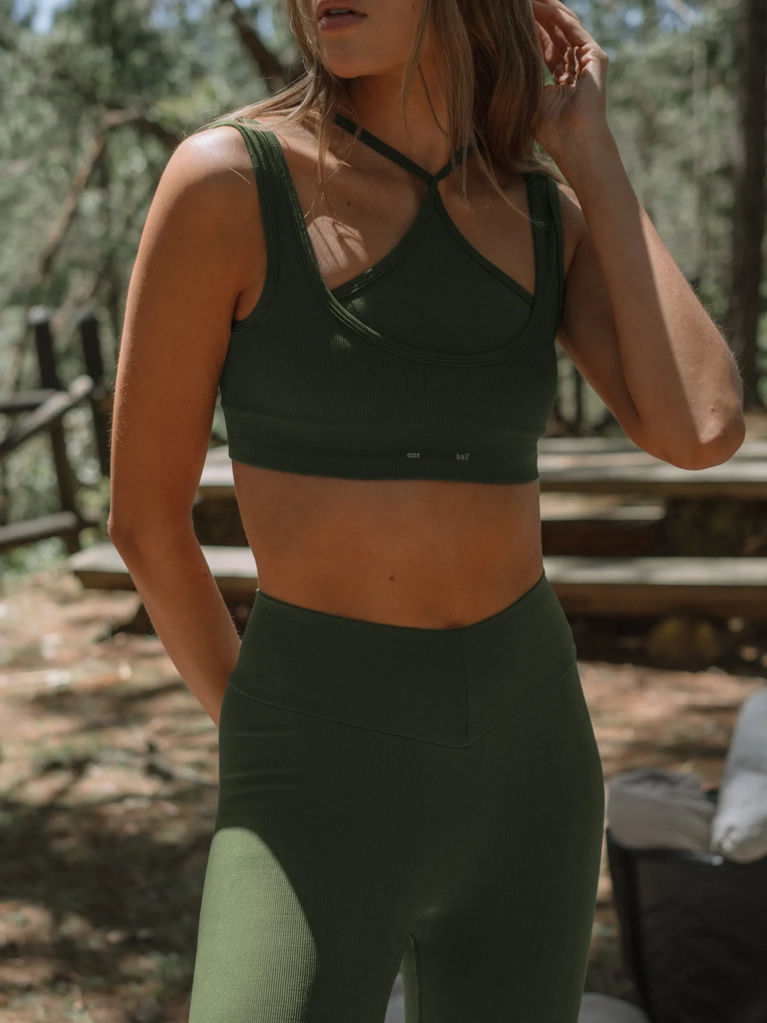 DOUBLE X SEAMLESS CROP TOP - DEEP OLIVE
