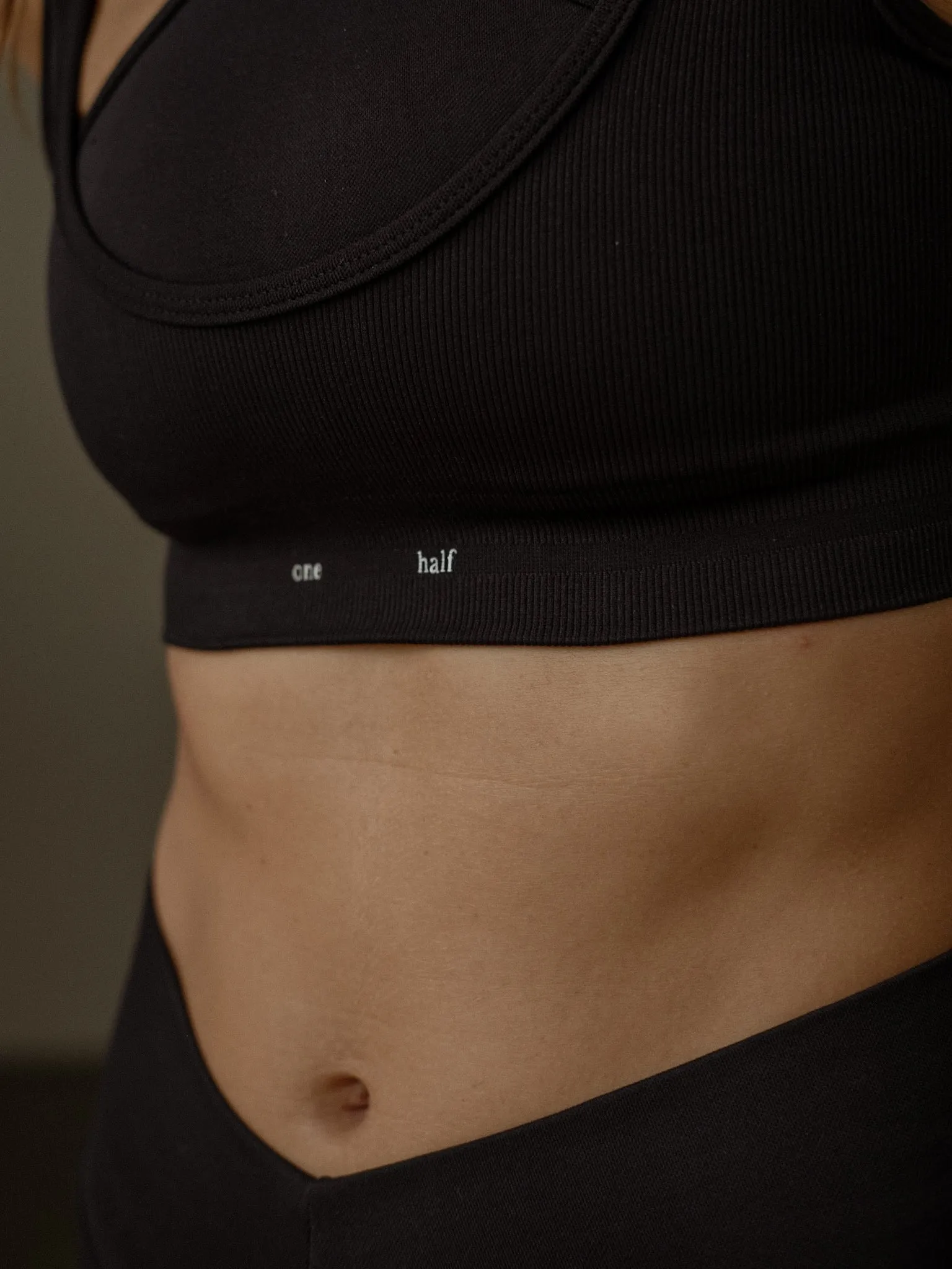 DOUBLE X SEAMLESS CROP TOP - SHADOW