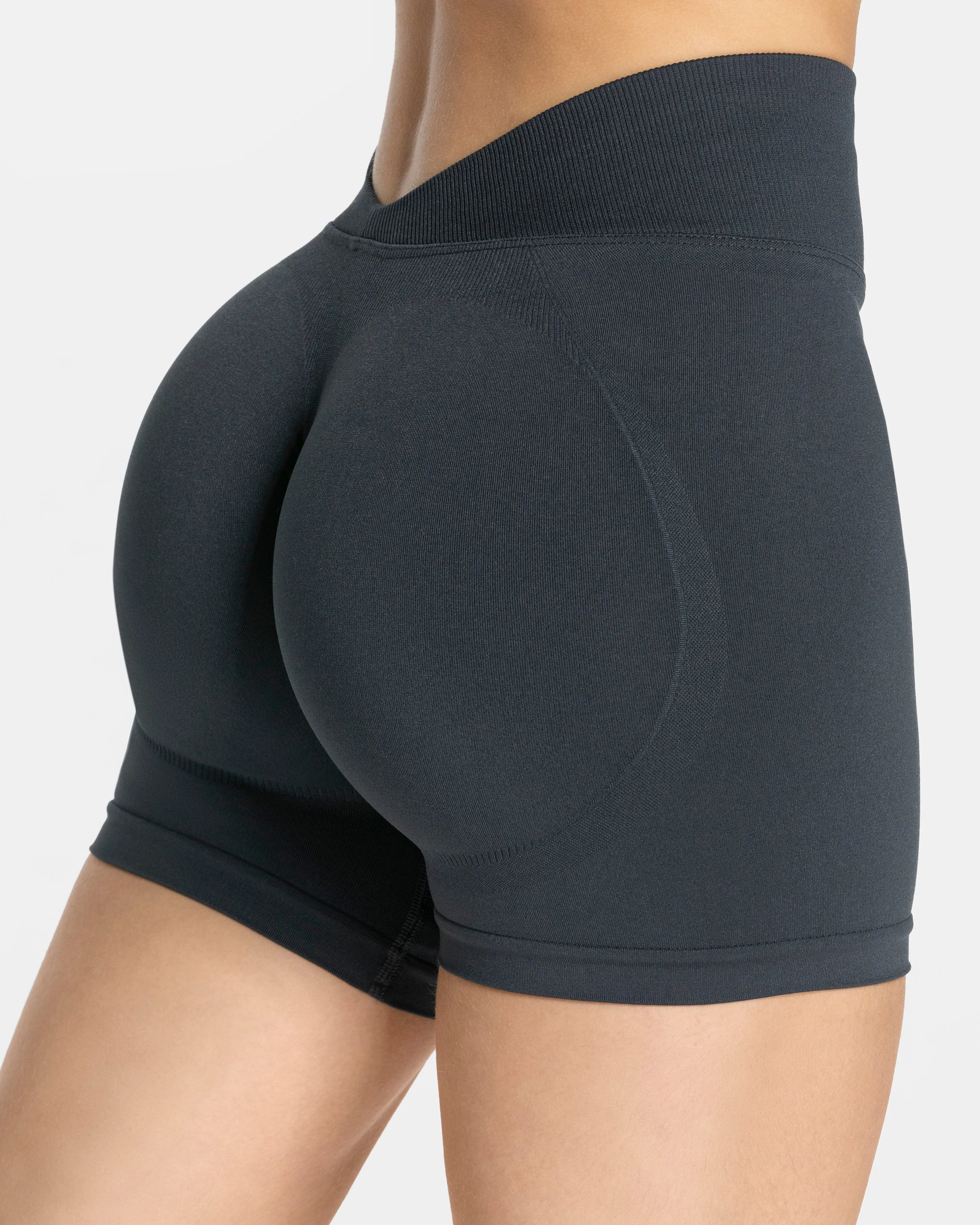 Essence V-Back Covert Scrunch Short "Ebony"