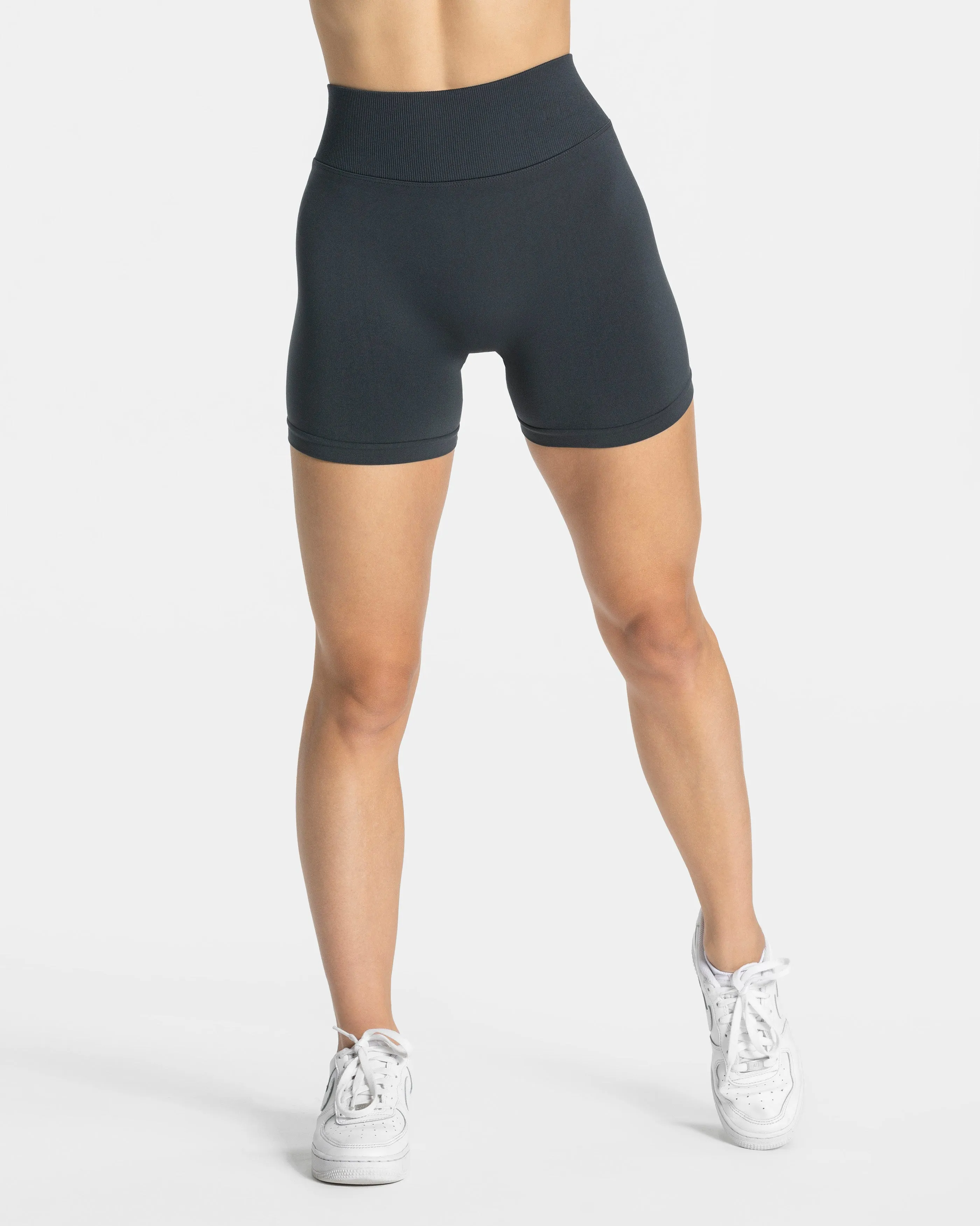 Essence V-Back Covert Scrunch Short "Ebony"
