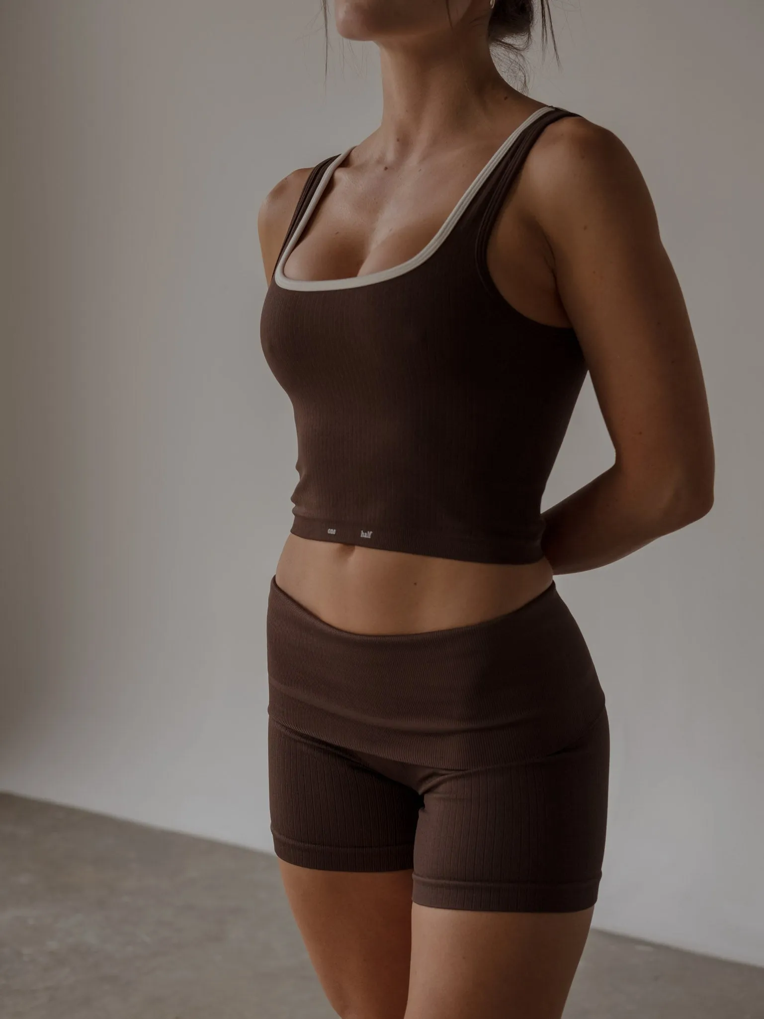FLEX SEAMLESS MINI SHORT  - ESPRESSO