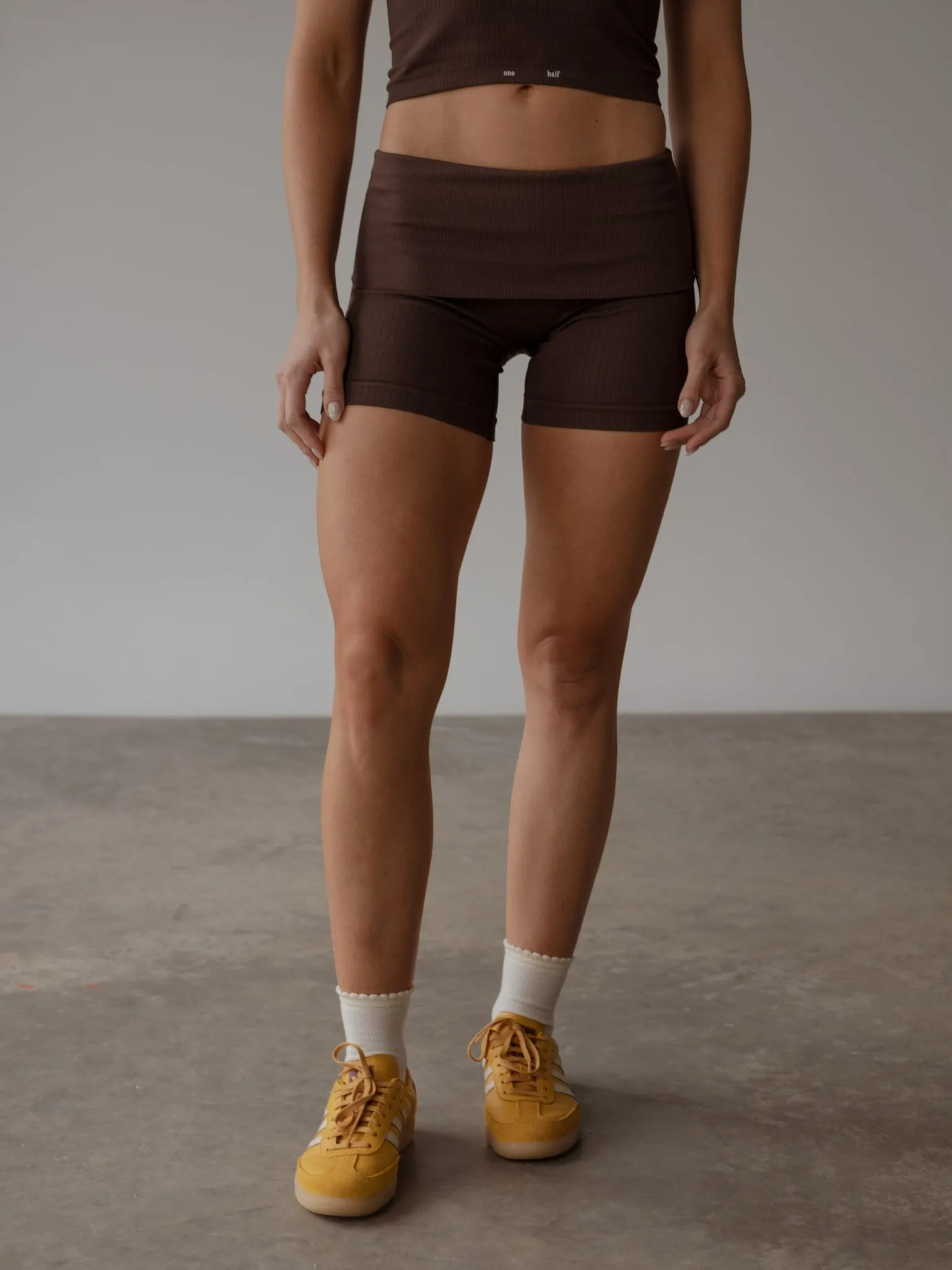 FLEX SEAMLESS MINI SHORT  - ESPRESSO