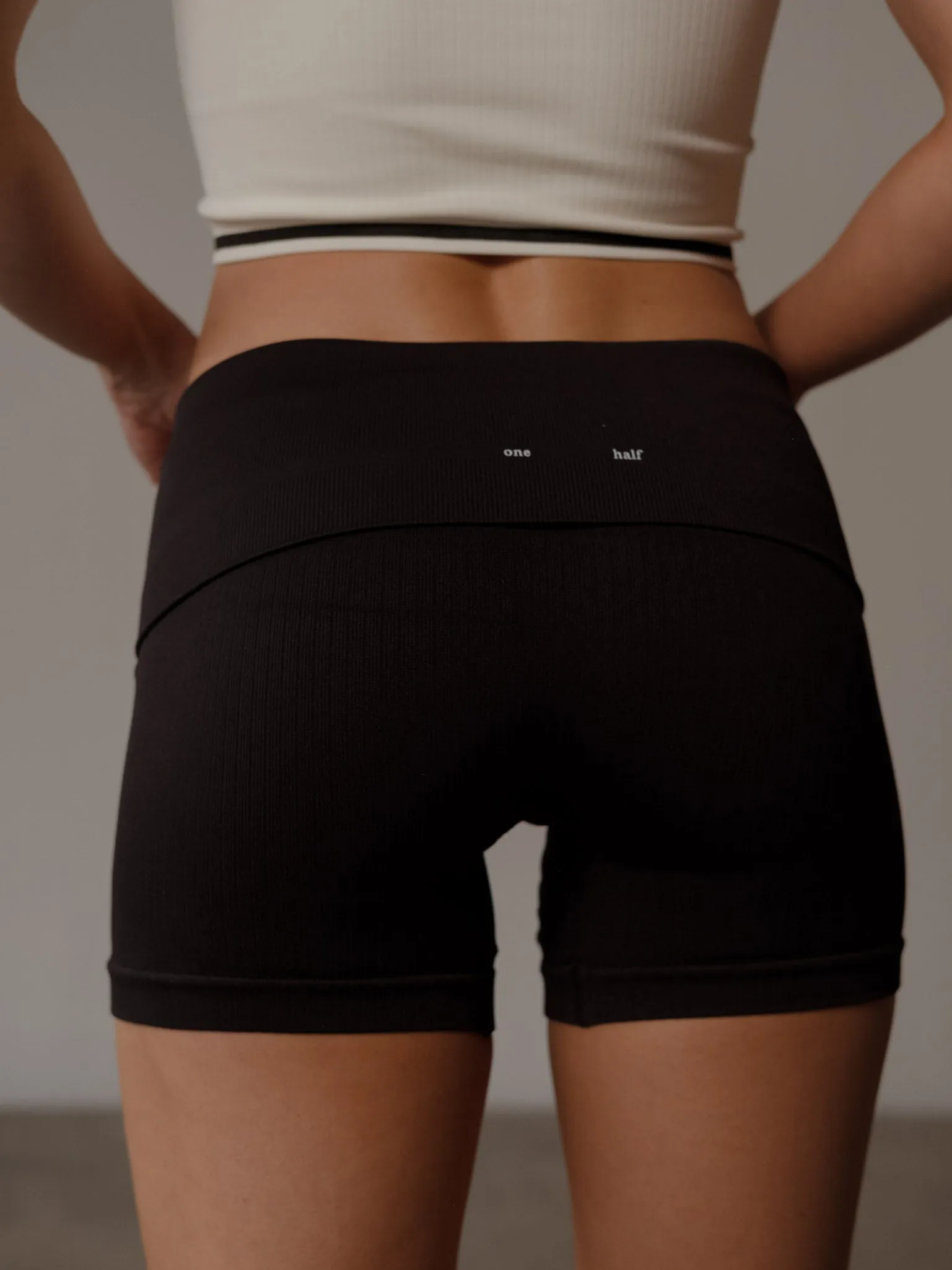FLEX SEAMLESS MINI SHORT  - PLUS BLACK