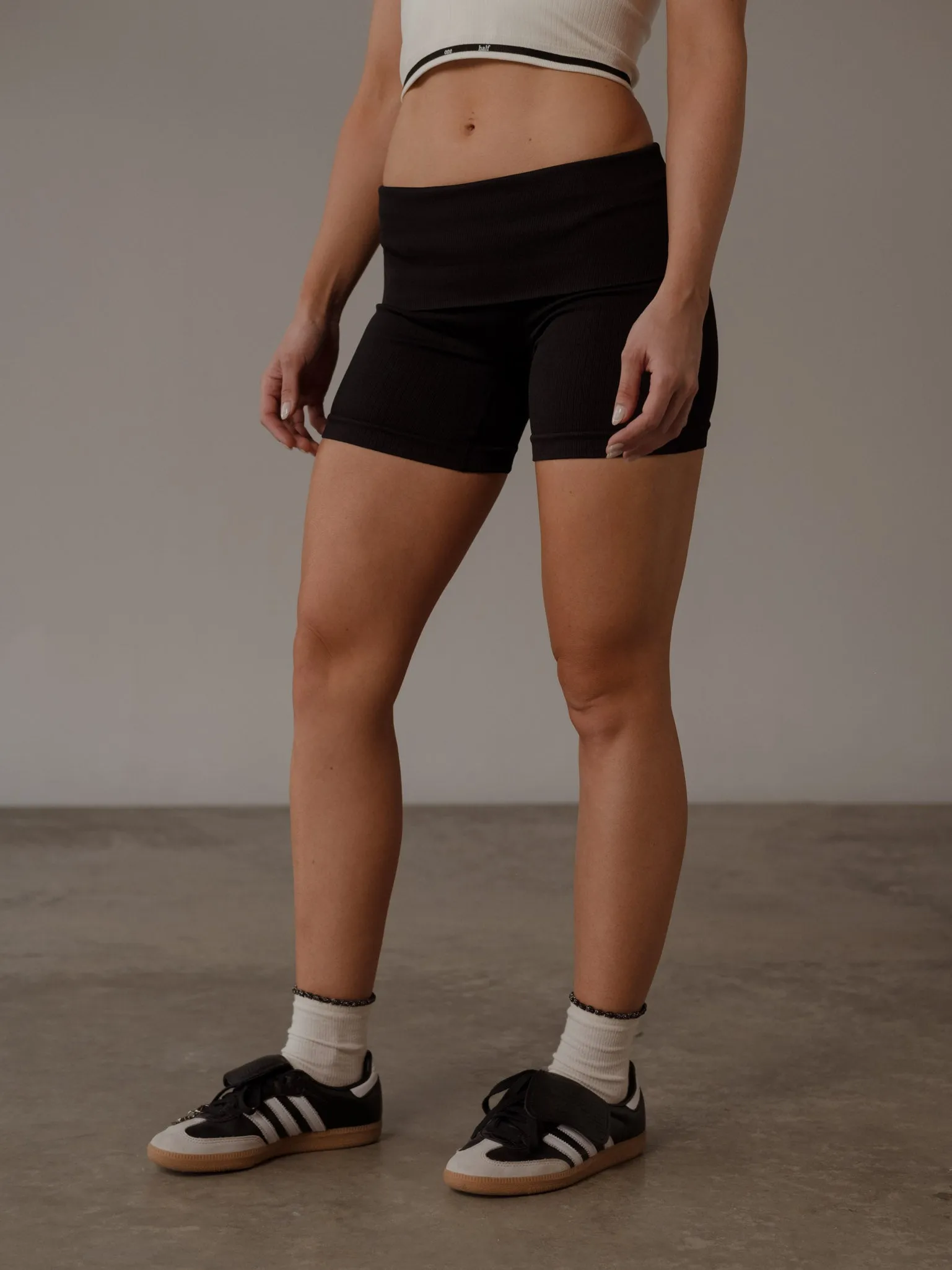 FLEX SEAMLESS MINI SHORT  - PLUS BLACK