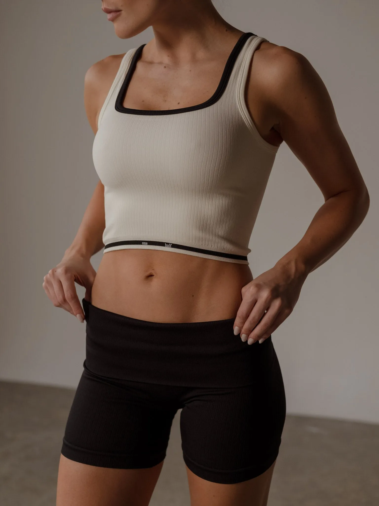 FLEX SEAMLESS MINI SHORT  - PLUS BLACK