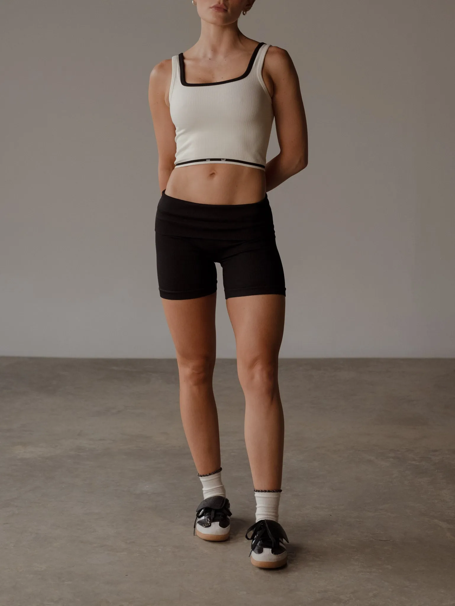 FLEX SEAMLESS MINI SHORT  - PLUS BLACK