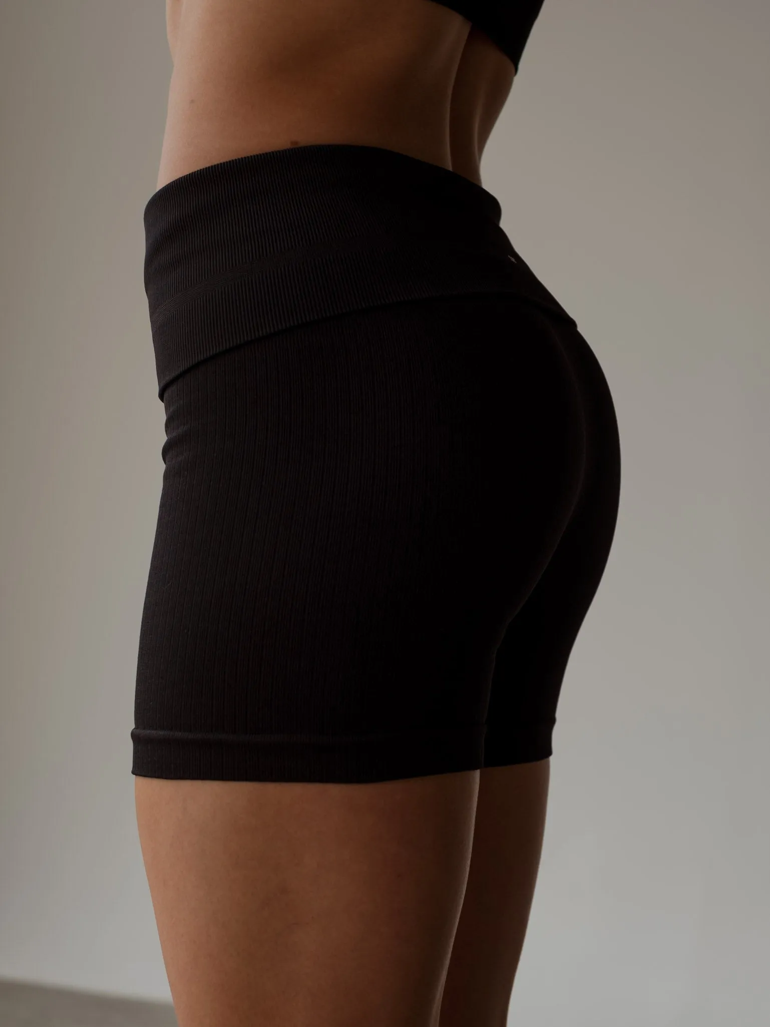 FLEX SEAMLESS SHORT - PLUS BLACK