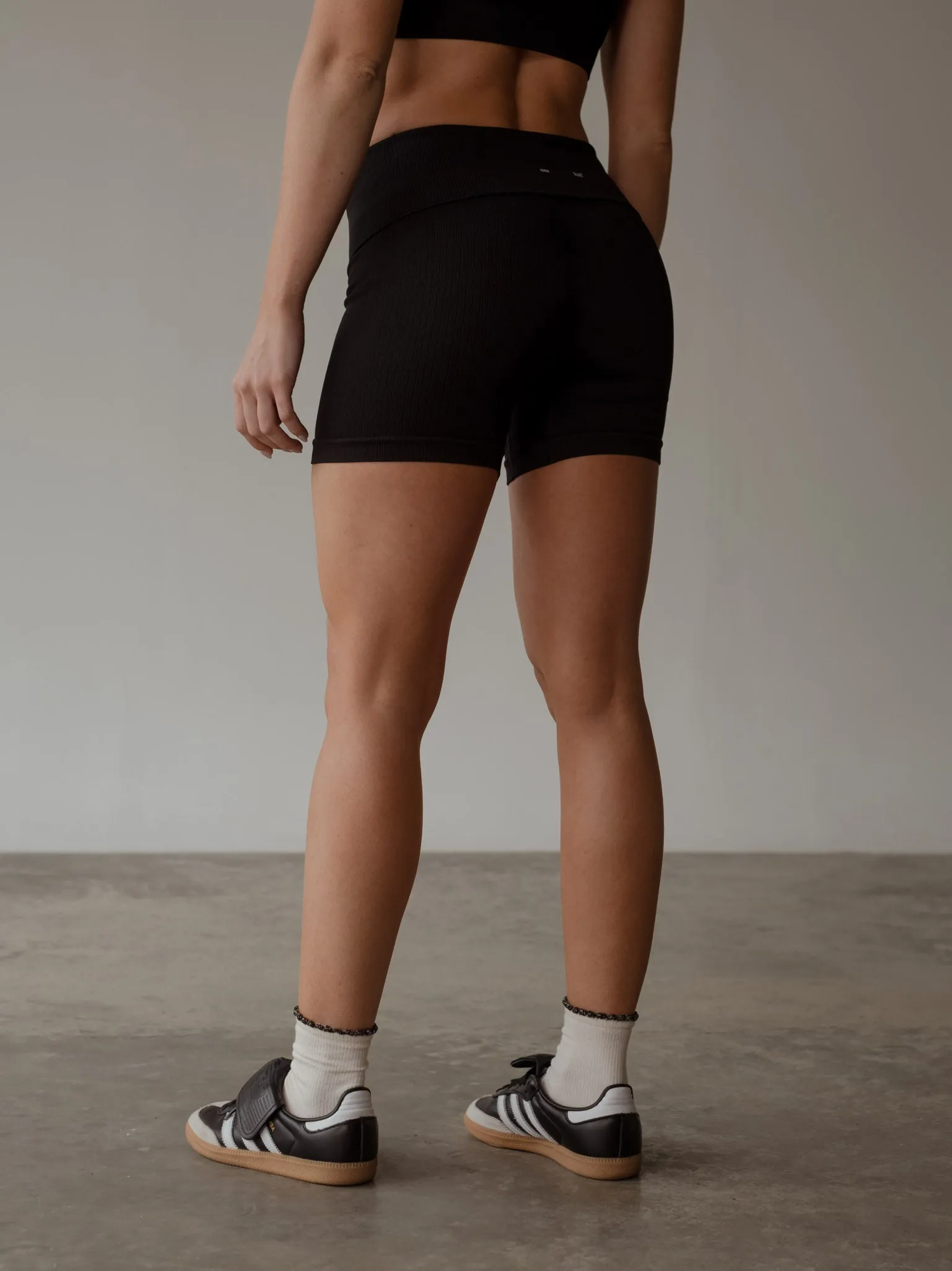 FLEX SEAMLESS SHORT - PLUS BLACK