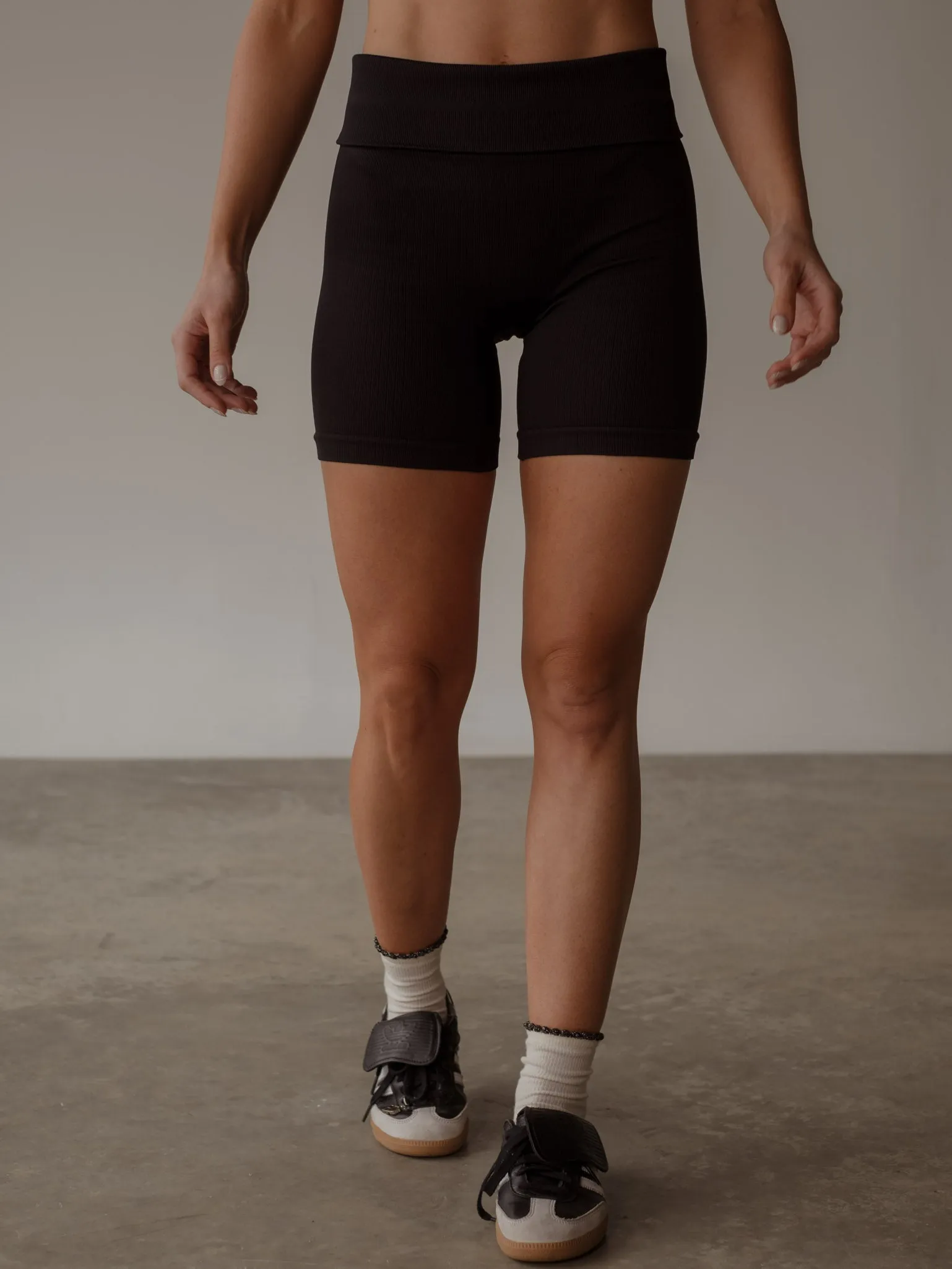 FLEX SEAMLESS SHORT - PLUS BLACK