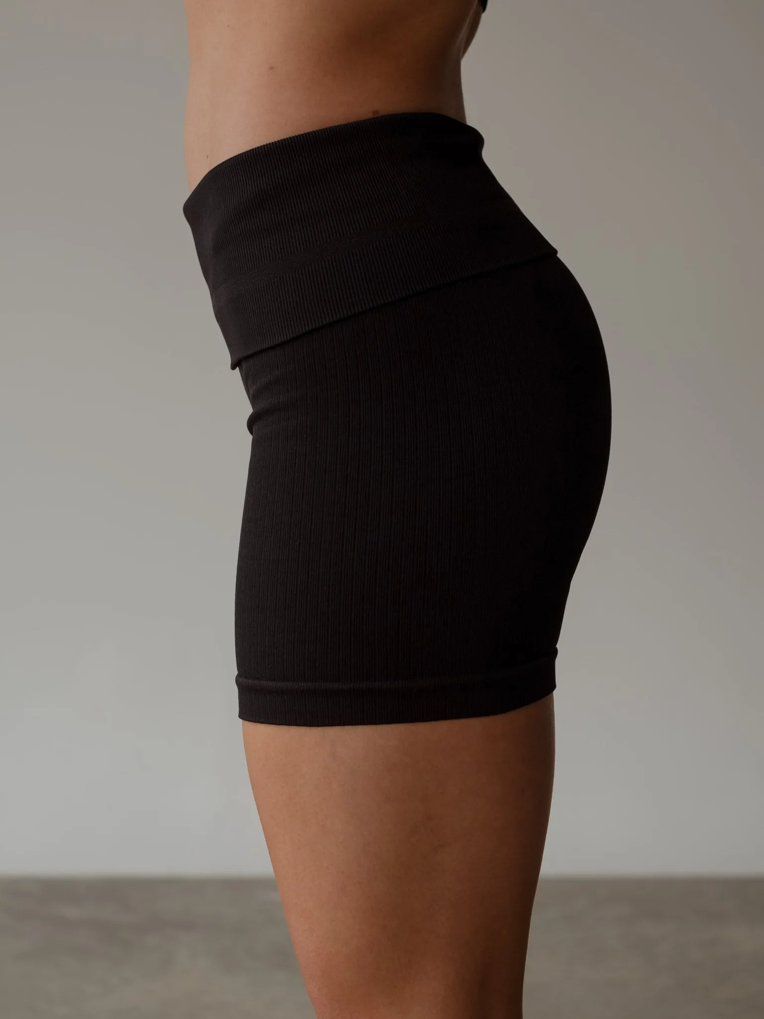 FLEX SEAMLESS SHORT - PLUS BLACK
