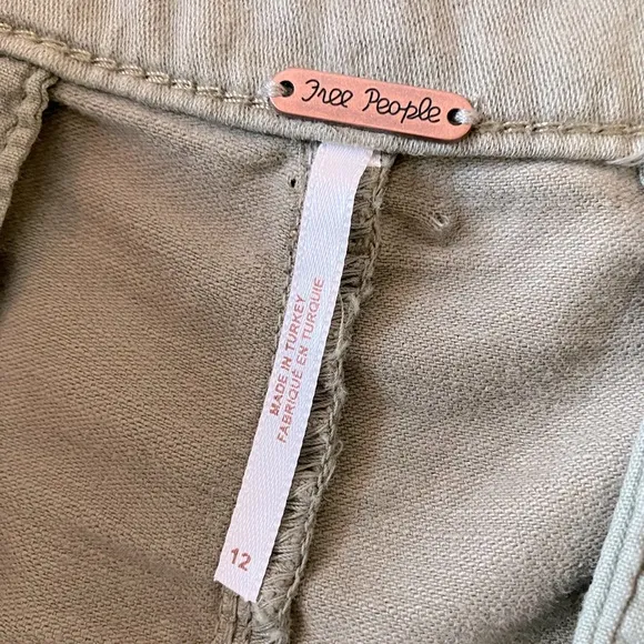 Free People FP NWT Billie Chino Size 12 Shorts in Willow 💚