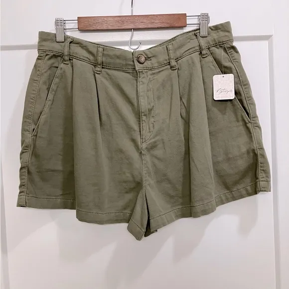 Free People FP NWT Billie Chino Size 12 Shorts in Willow 💚