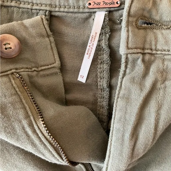 Free People FP NWT Billie Chino Size 12 Shorts in Willow 💚
