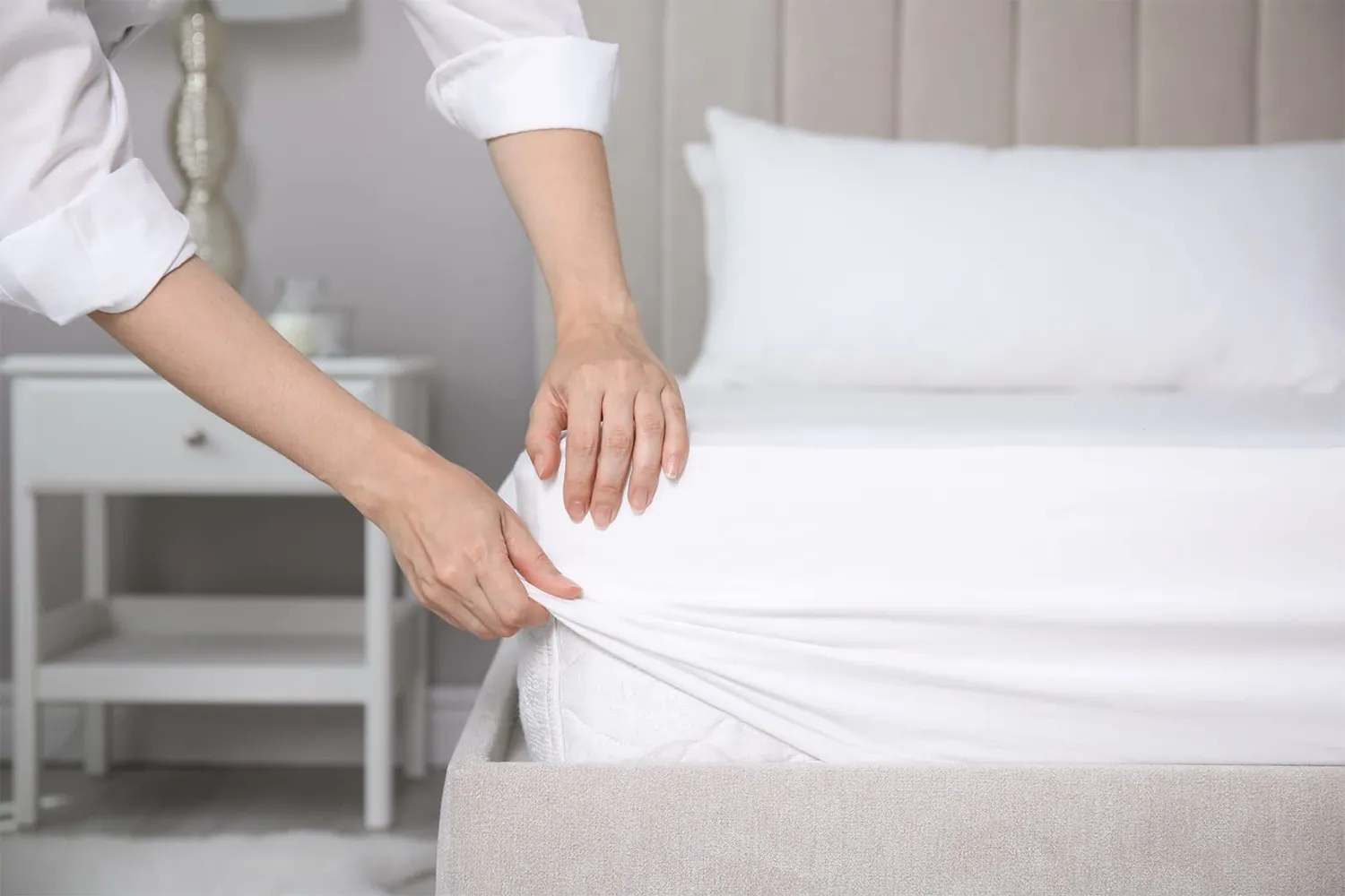 GOLD TEXTILES 24 Pack Fitted Sheet Bright White T-200 Percale Hotel Linen, Soft and Comfortable