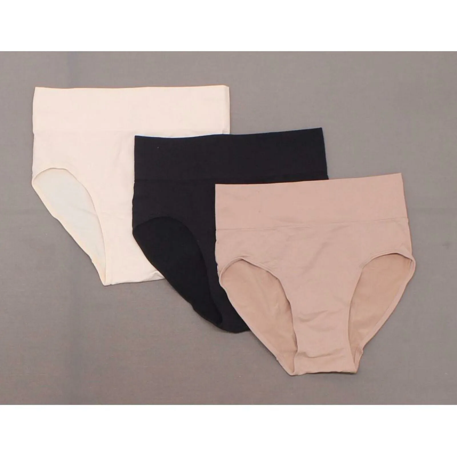 Hanes Premium Women's 3 Pairs Smoothing Seamless Briefs Underwear