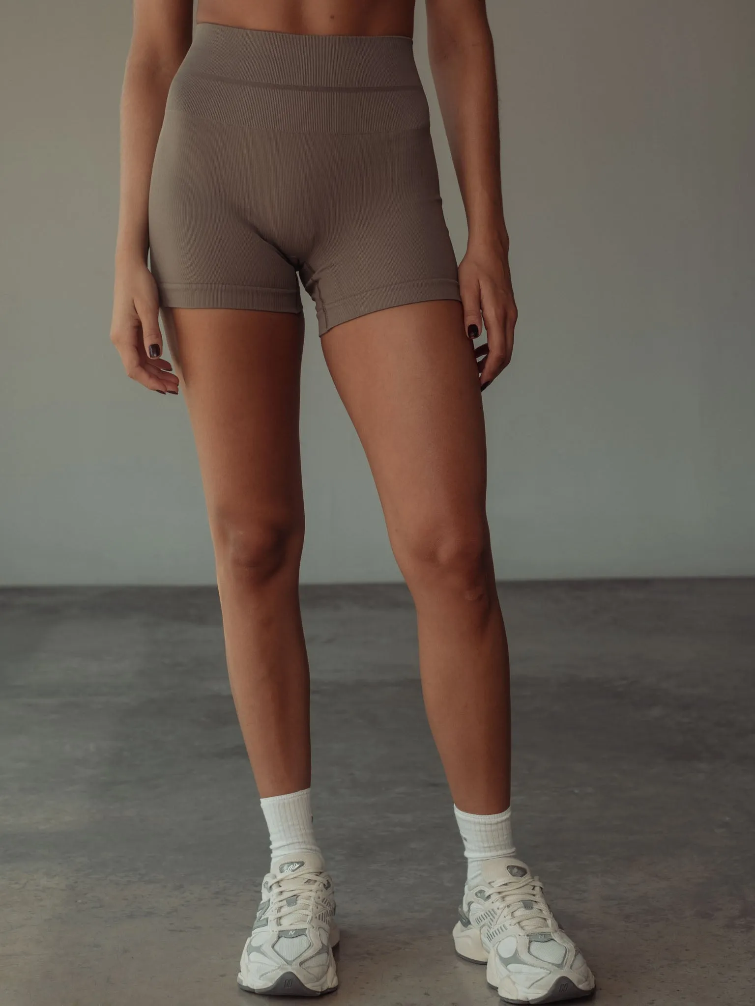HIGH-RISE SEAMLESS MINI SHORT - STONE