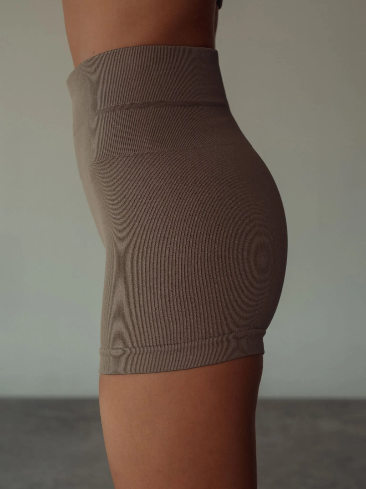 HIGH-RISE SEAMLESS MINI SHORT - STONE