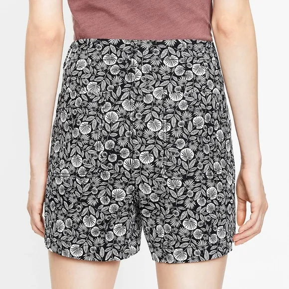 LOFT structured classic fit button front high waist shorts, 39&quot;, black