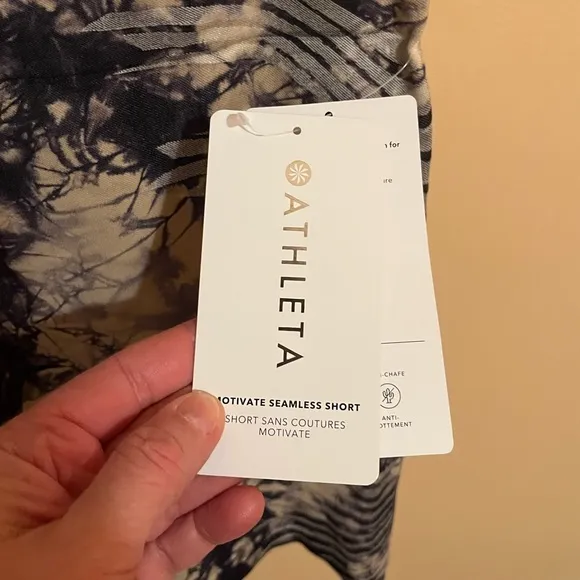 NWT Athleta Motivate Seamless Shorts in Navy Cream Tie Dye