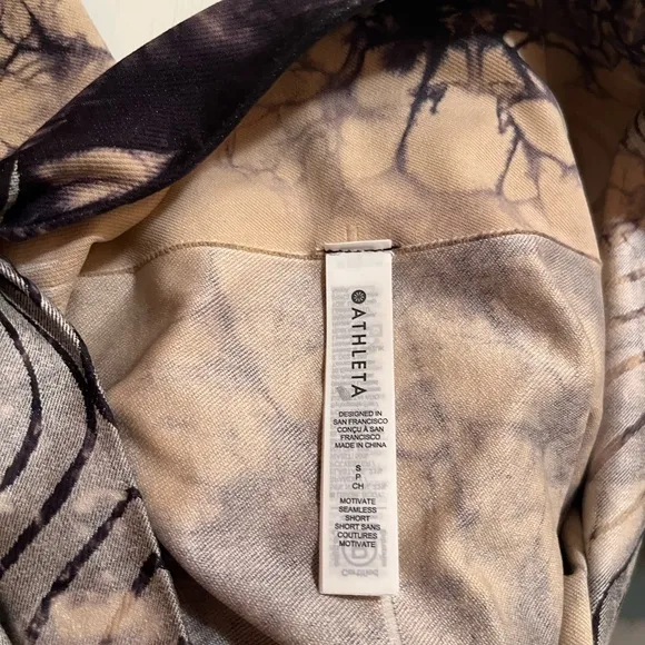 NWT Athleta Motivate Seamless Shorts in Navy Cream Tie Dye