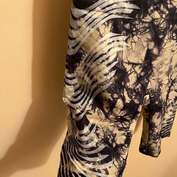 NWT Athleta Motivate Seamless Shorts in Navy Cream Tie Dye