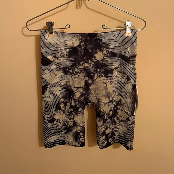 NWT Athleta Motivate Seamless Shorts in Navy Cream Tie Dye