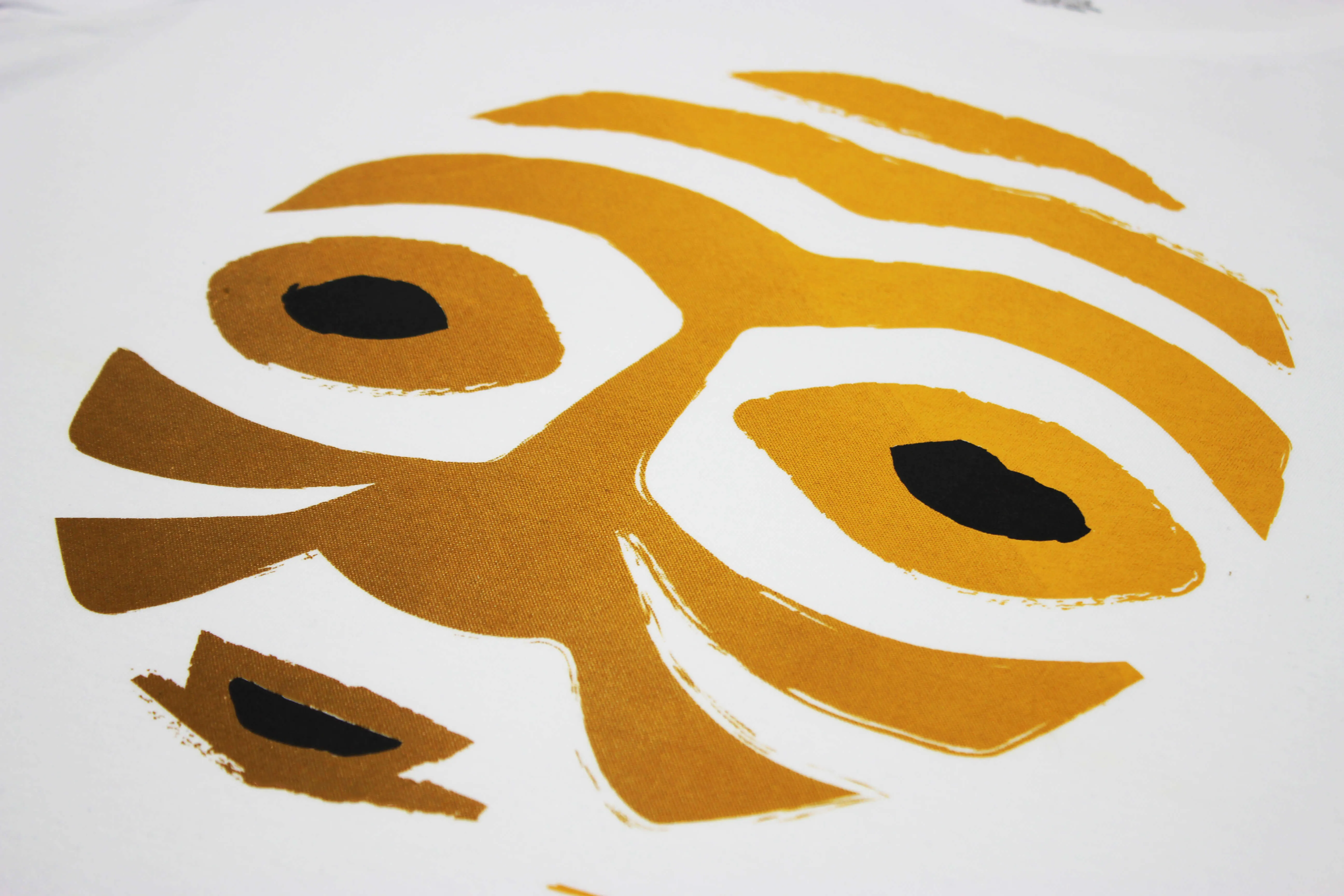OBUASI GOLD WARRIOR MASK WITH BLACK EYES (UNISEX SHORT SLEEVE T-SHIRT)