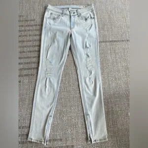 Rag &amp; Bone light wash ribbed zipper capri jeans in size 27