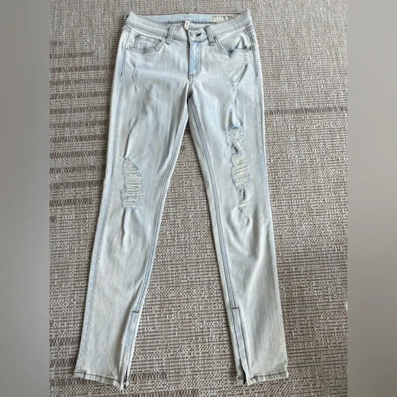 Rag &amp; Bone light wash ribbed zipper capri jeans in size 27