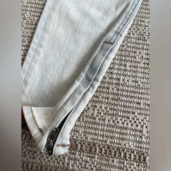Rag &amp; Bone light wash ribbed zipper capri jeans in size 27
