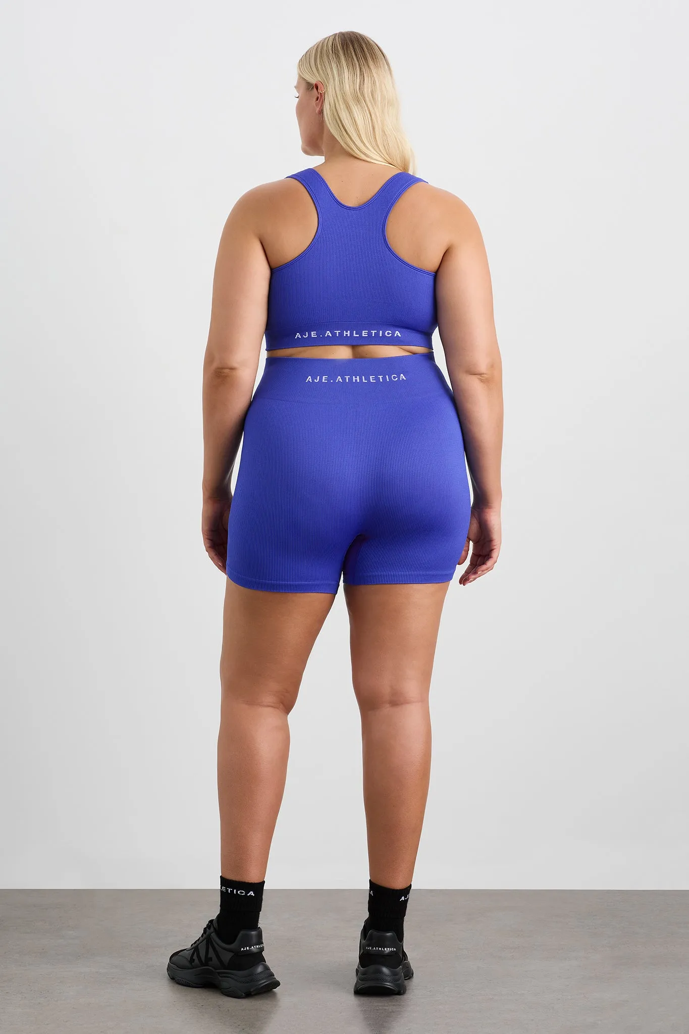Seamless Mid Length Short 624
