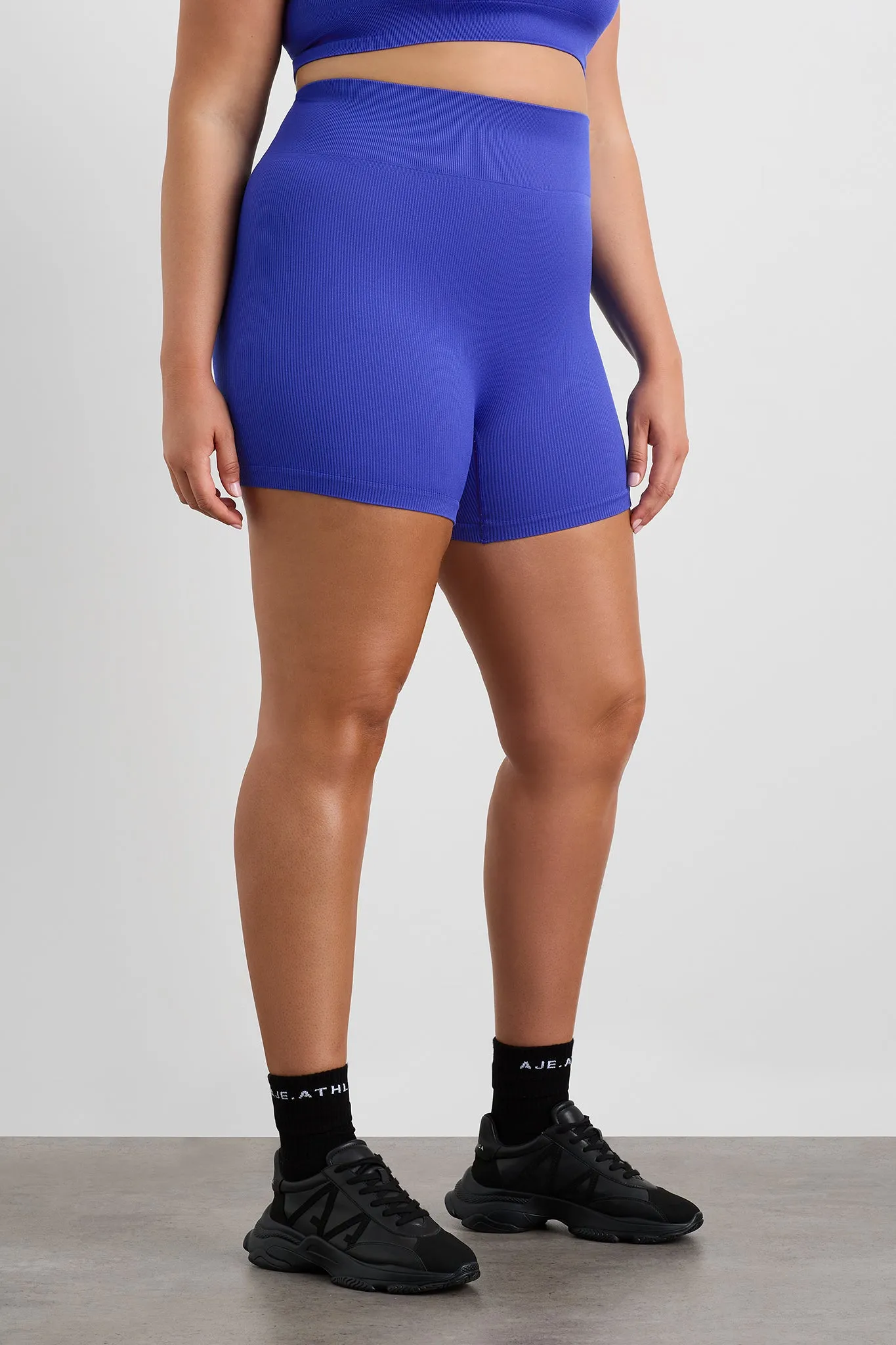Seamless Mid Length Short 624