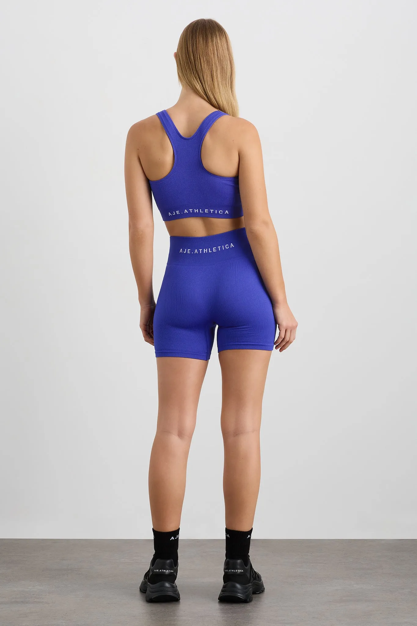 Seamless Mid Length Short 624