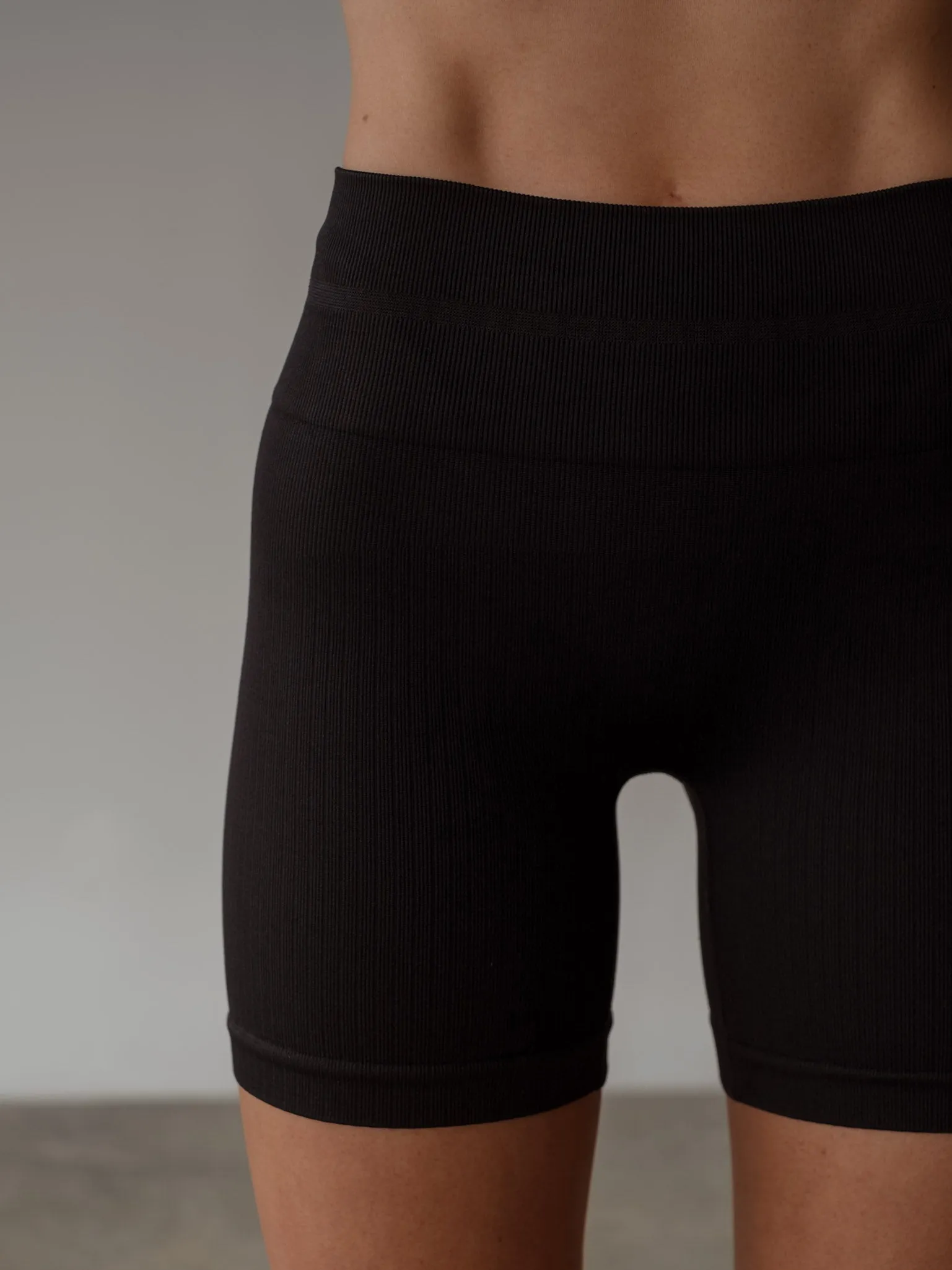 SHAPE SEAMLESS SHORT  - PLUS BLACK