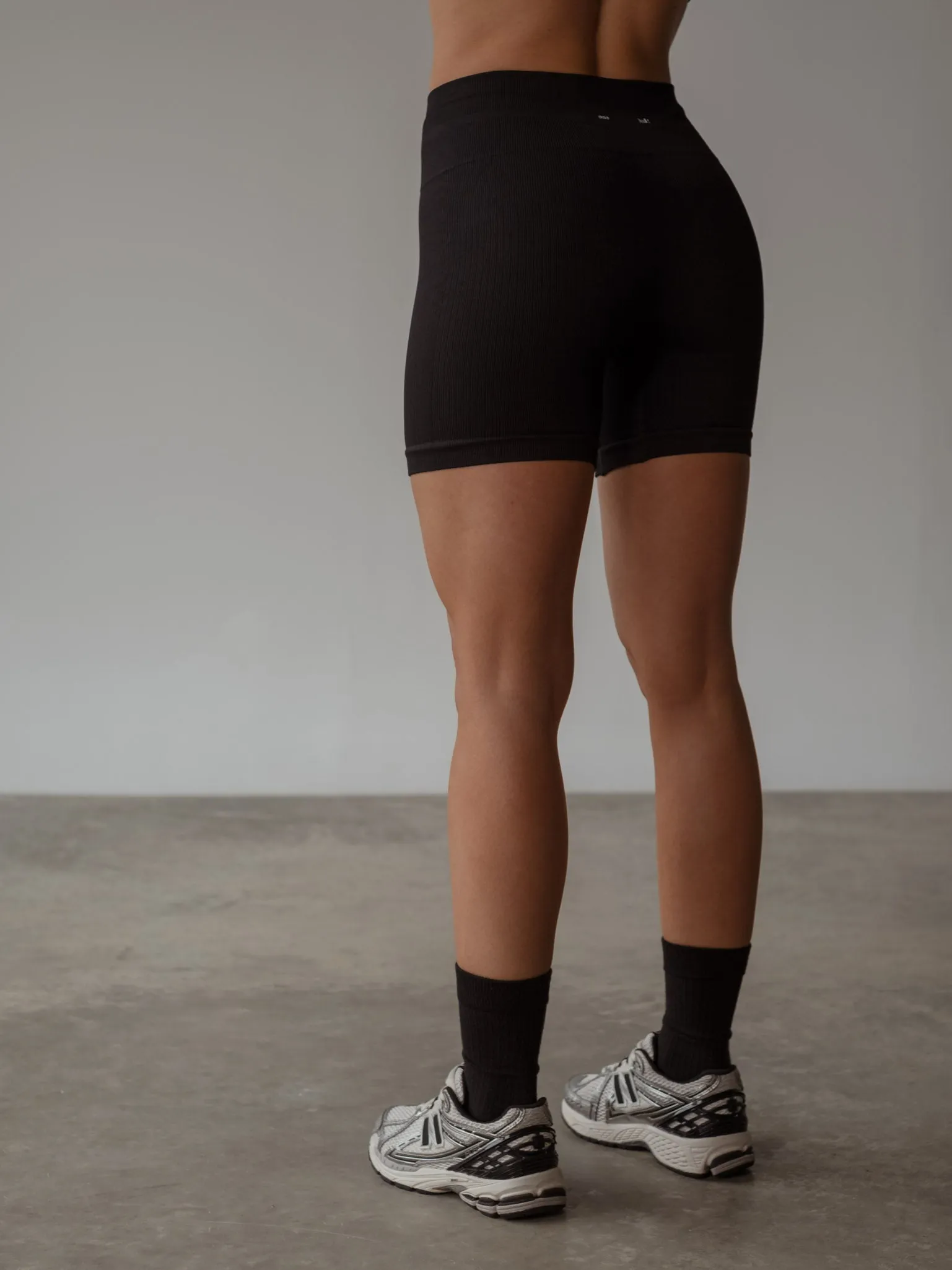 SHAPE SEAMLESS SHORT  - PLUS BLACK