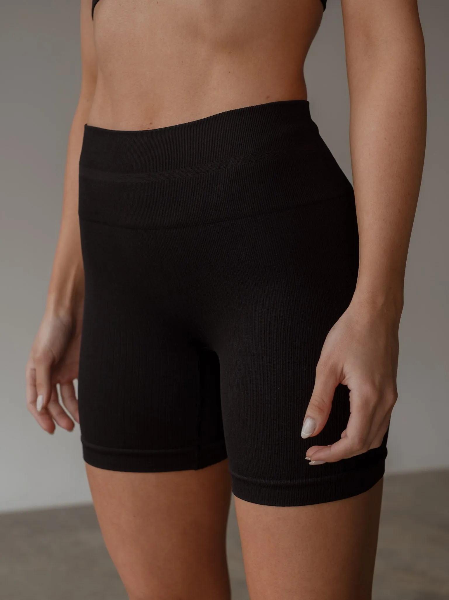 SHAPE SEAMLESS SHORT  - PLUS BLACK