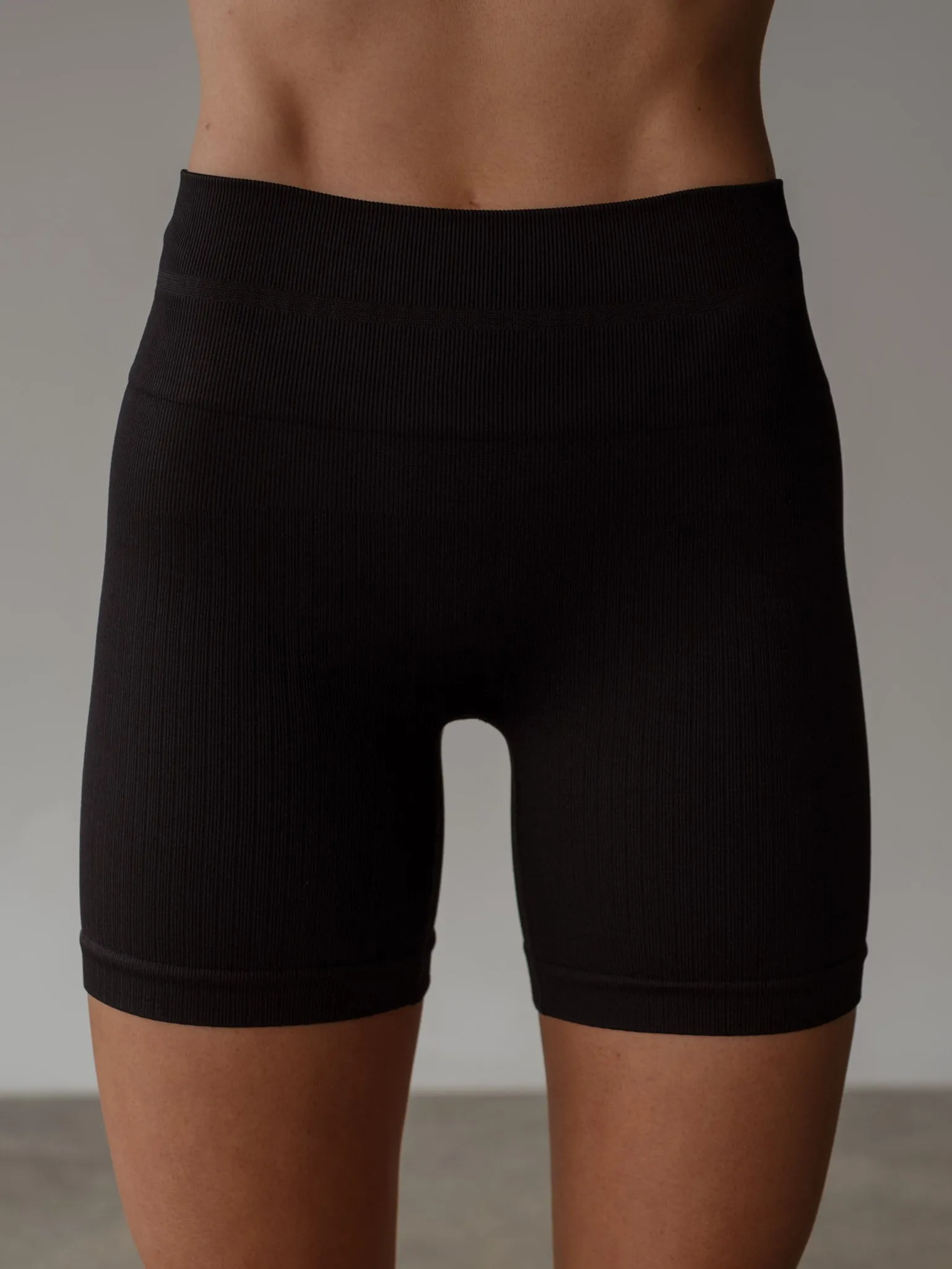 SHAPE SEAMLESS SHORT  - PLUS BLACK