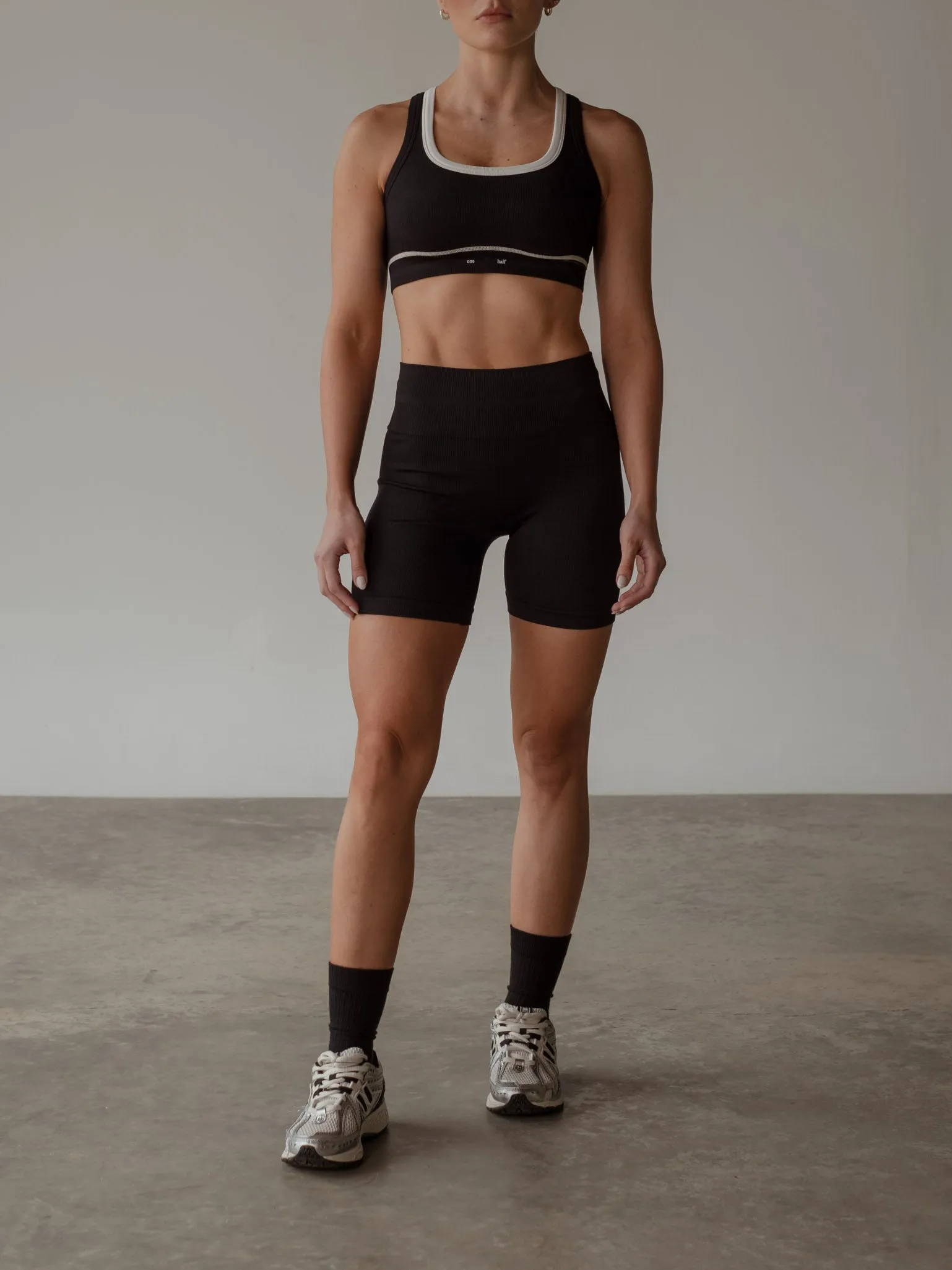 SHAPE SEAMLESS SHORT  - PLUS BLACK